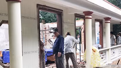 Tháo dỡ biệt phủ trăm tỉ của đại gia vàng dưới chân núi Hải Vân