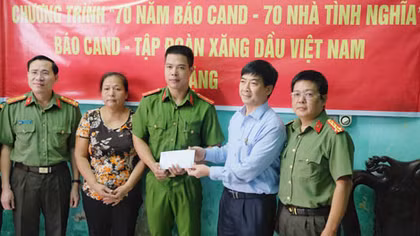 Trao tiền hỗ trợ xây nhà tình nghĩa cho 3 cán bộ Công an tỉnh Nam Định