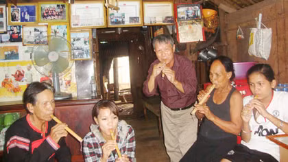 Du ca bên ly cà phê Ban Mê