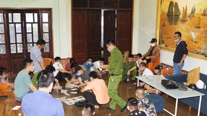 Tạm giữ 15 đối tượng tụ tập xóc bầu cua, thu giữ hơn 100 triệu đồng