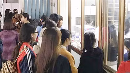 Đề nghị khen thưởng thầy cô giáo xếp hàng chờ hiến máu cho HS gặp nạn