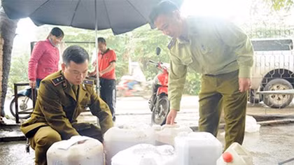 Kiểm tra, thu giữ số lượng rượu cực "khủng" không rõ nguồn gốc ở Hà Nội