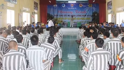 Mở lớp xóa mù cho phạm nhân