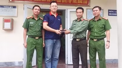 Trung úy Công an trả lại ví tiền cho người đánh rơi