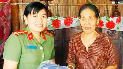 Nữ Đại úy tận tụy với công việc