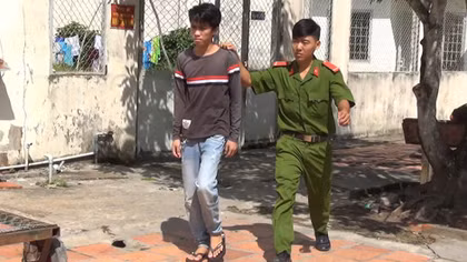Đột nhập tiệm tạp hóa trộm hàng bán “cày game”