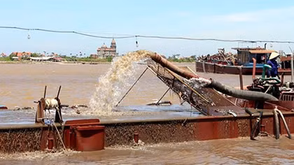 2 tàu hút trộm cát trên sông Hồng