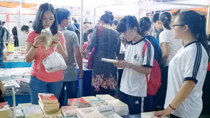 Sách lậu trên mạng, làm sao chống bằng tem?