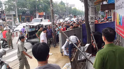 Phát hiện người đàn ông chết trên vũng máu với nhiều vết cắt