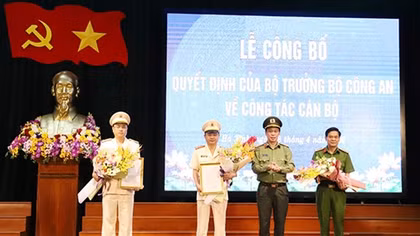 Công bố quyết định bổ nhiệm 2 phó giám đốc Công an Hà Tĩnh