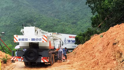 Trắng đêm khắc phục sự cố sạt lở trên hai huyết mạch giao thông qua đèo Cả