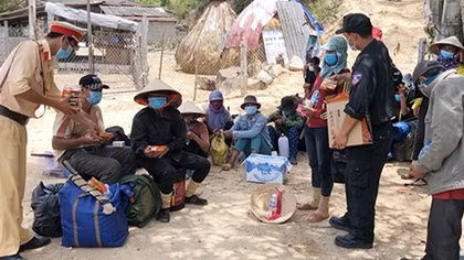 Hơn 50 người dân đi bộ về quê tránh dịch được Công an hỗ trợ xe
