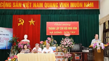 Nhà thơ nặng lòng với lục bát
