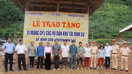 Tặng 40 tấn xi măng cho các hộ dân khu tái định cư huyện Tân Lạc, Hòa Bình