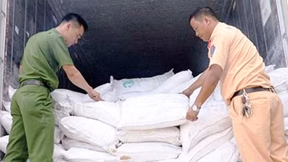 Bắt xe tải chở 29 tấn phụ gia nhập lậu từ Trung Quốc