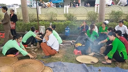 Búp tay người ríu rít lửa hoa