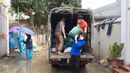 Nhu yếu phẩm tăng cường về Hạ Lôi, triệu bữa cơm đến xóm chạy thận