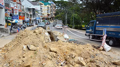 Đường sá Đà Lạt bị đào tung trong mùa du lịch