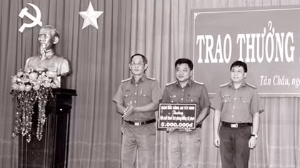 Trao thưởng tập thể bắt nhóm dùng hung khí tấn công người vay nợ