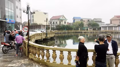 Người đàn ông câu cá bên bờ hồ gặp nạn