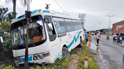 Xe ô tô khách mất kiểm soát lao vào vệ đường