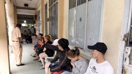 Nhiều thanh thiếu niên cùng xe máy “độ” tụ tập trên đường