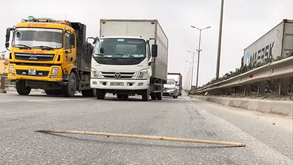 Xuất hiện nhiều vệt hằn lún nguy hiểm trên cầu Thanh Trì