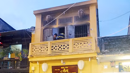 Hiệu vải trong phố cổ Hội An bỗng dưng cháy ngùn ngụt