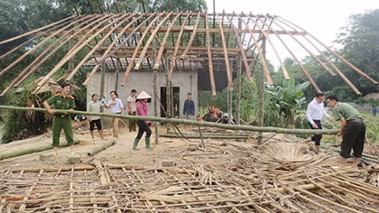 Xúc động hình ảnh Công an giúp dân trong bão lũ