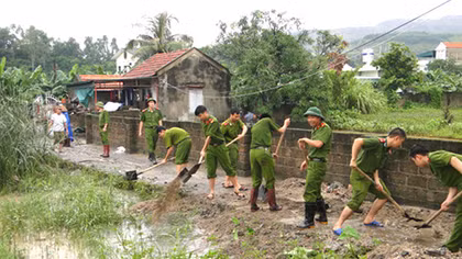 Công an huyện Yên Thủy làm nhiều việc tốt phục vụ nhân dân