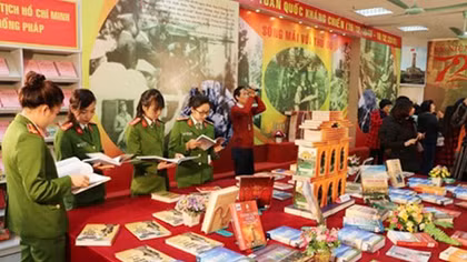 Triển lãm sách, báo với chủ đề “Sống mãi với Thủ đô”
