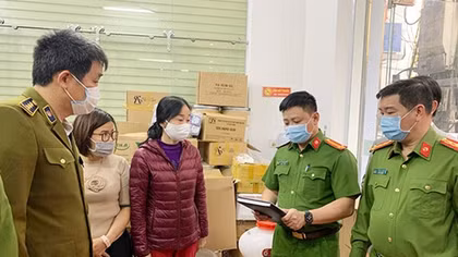Những tiết lộ mới về ổ nhóm làm giả trang phục phòng, chống dịch 