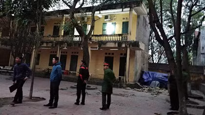 Sập lan can trường tiểu học, 13 học sinh ngã nhào xuống đất