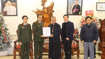 Công an Nghệ An chúc mừng các cơ sở tôn giáo dịp lễ Giáng sinh 2020