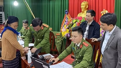 Tấm lòng của người dân dành cho cán bộ làm CCCD