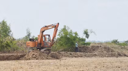 Tràn lan nạn khai thác trái phép đất ruộng ở miền Tây