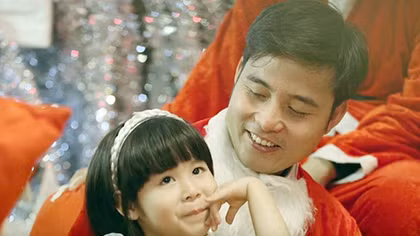 “Ông, bà Noel” bận rộn đã khóc như mưa khi xem clip này