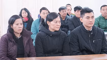 Cựu Phó Hiệu trưởng và con trai lừa đảo cả trăm tỷ đồng