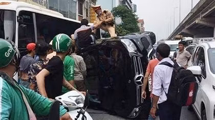 Cứu tài xế trong ô tô Mercedes bị lật nghiêng trên đường