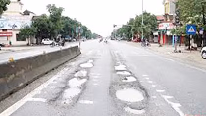 Quốc lộ 1 hỏng nặng sau mưa lũ vẫn chưa được sửa chữa