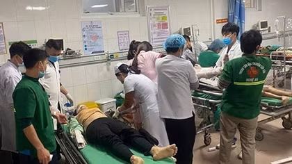 Đứt thang cuốn tầng 8 công trình, 11 công nhân gặp nạn