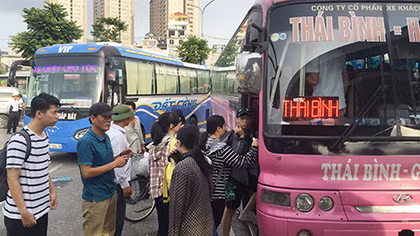 Lại “nóng” chuyện doanh nghiệp vận tải bức xúc phí chồng phí