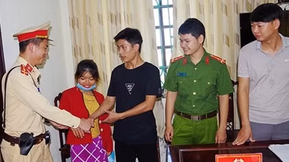 CSGT giúp đỡ đưa người dân bị lạc về gia đình