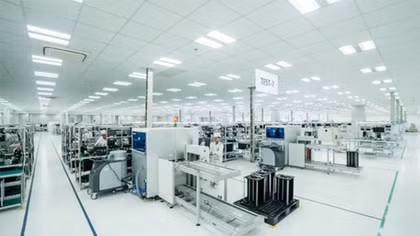 Cận cảnh dàn robort “khủng” tại nơi sản xuất điện thoại Vsmart