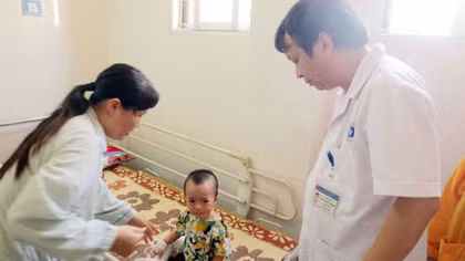 Buốt lòng nhìn những "thiên thần" bị bỏng do tắc trách của người lớn