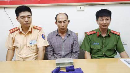 Bắt đối tượng vận chuyển 2 bánh heroin và 1.000 viên ma túy tổng hợp