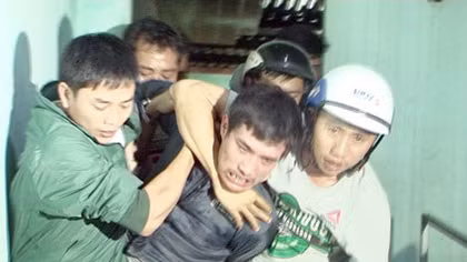 Bắt học sinh lớp 8 làm con tin yêu cầu chuộc bằng khẩu AK