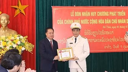 Giám đốc Công an tỉnh Hà Tĩnh nhận Huy chương phát triển của Chính phủ Lào