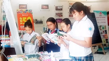 Phát triển văn hóa đọc trong học sinh: Người lớn phải làm gương