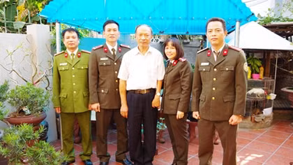 Đến tận nhà làm hộ chiếu thương, bệnh binh
